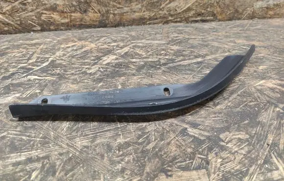 Maserati Quattroporte Under headlight/headlamp trim 67723200