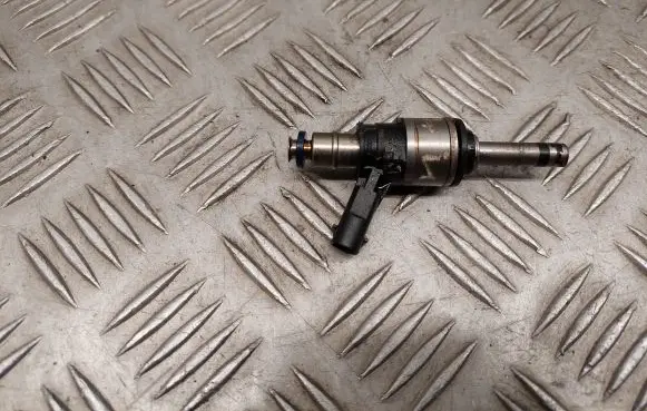 Audi Q7 4M Fuel injector 06E095A