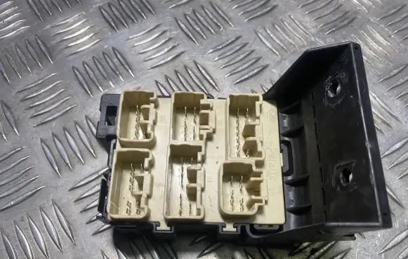 Toyota Avensis T250 Fuse module 8273405030