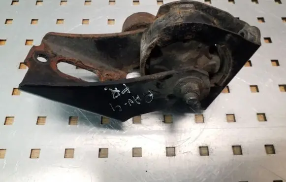 Toyota RAV 4 (XA20) Engine mount bracket
