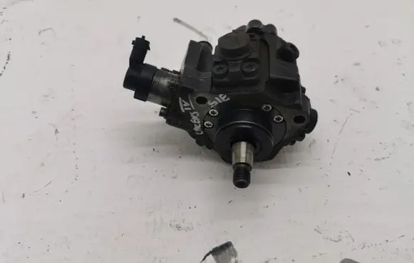 KIA Carens IV Fuel injection high pressure pump