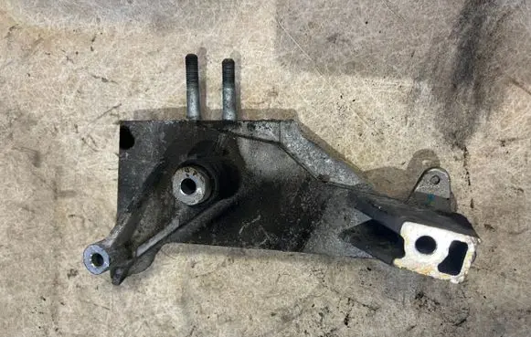 Hyundai Tucson JM Engine mounting bracket