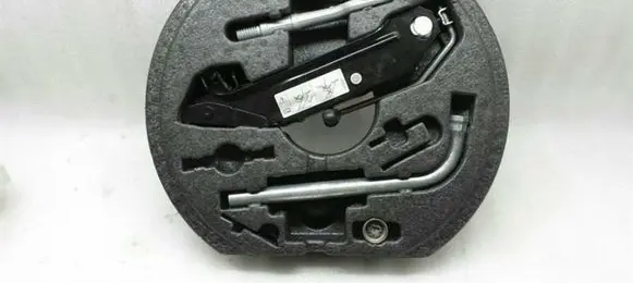 Volkswagen Golf VI Tool set 4D0012219A