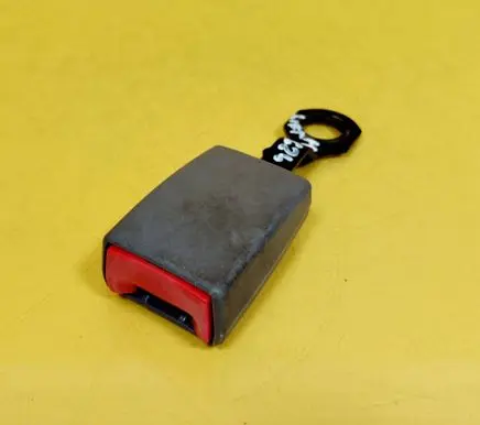 Mazda 626 Front seatbelt buckle 33014781