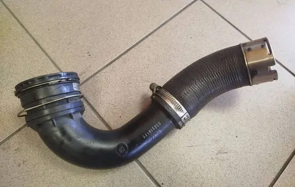 Land Rover Discovery Sport Intercooler hose/pipe GJ326C715 HJ326C646