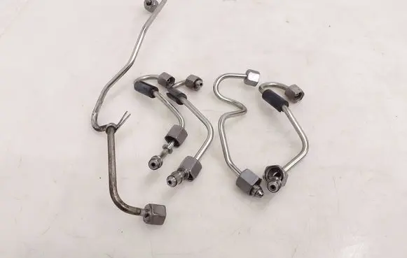 Fuel injector supply line/pipe