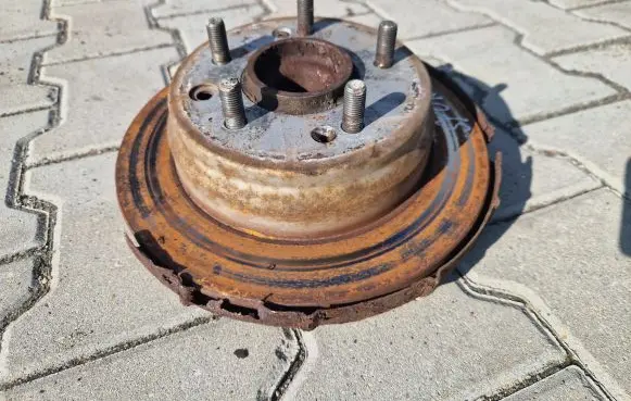 Rear wheel hub