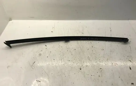 Toyota Auris 150 Rear door windshield rail 6740812280