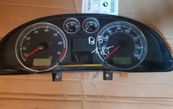 Volkswagen PASSAT B5 Speedometer (instrument cluster) 3B0920925