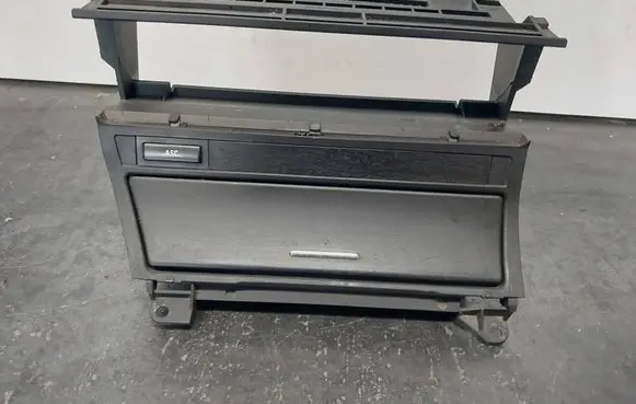 BMW 3 E46 Dashboard 8202182 8202176 307100100