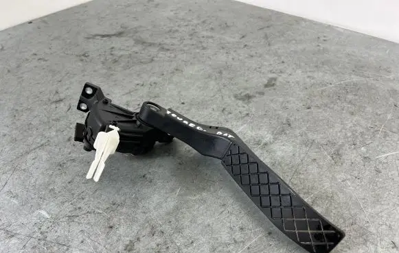 Volkswagen Touareg II Accelerator throttle pedal 7L0723507E