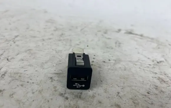 BMW X5 E70 USB socket connector 9237656