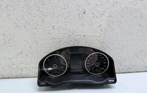 Volkswagen Tiguan Speedometer (instrument cluster) 5N0920872A