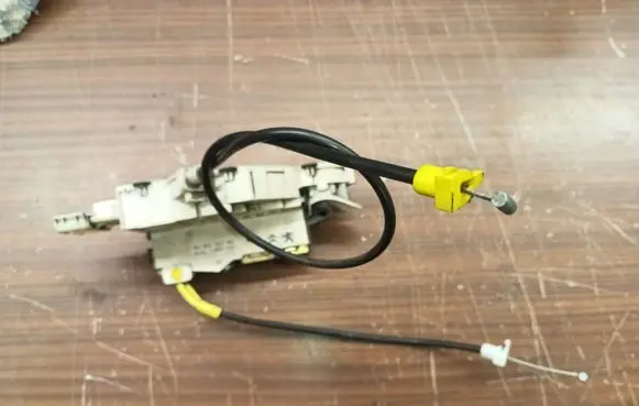 Citroen Jumpy Front door lock 9681335380