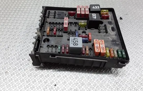 Volkswagen Touran I Fuse module 1K0937804B