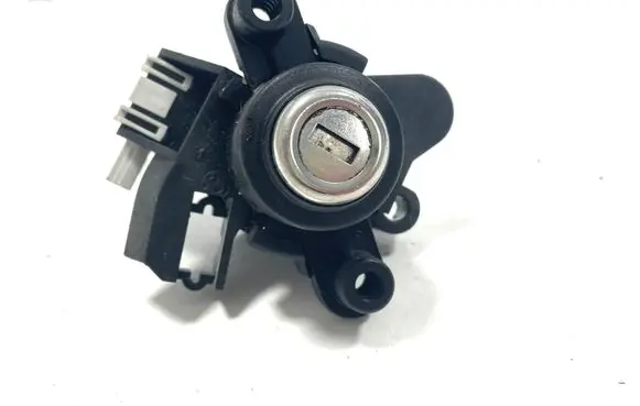 BMW 5 E60 E61 Tailgate exterior lock B2410889