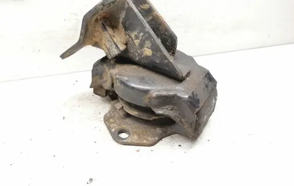 Mitsubishi Pajero Engine mount bracket