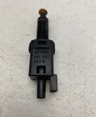 Volkswagen PASSAT B4 Brake pedal sensor switch 811907 343B