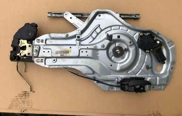 Hyundai Elantra Front door window regulator with motor 824802D061