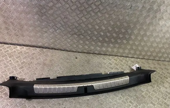 Trunk/boot sill cover protection