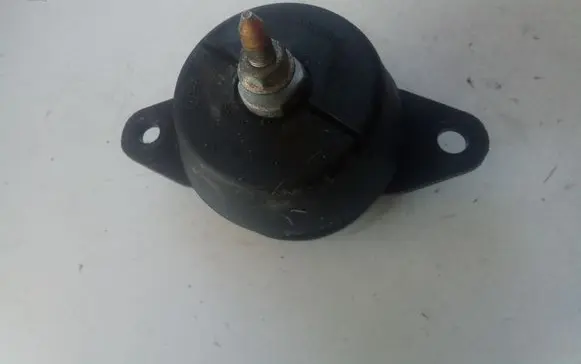 Nissan Leaf I (ZE0) Engine mount bracket