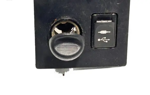 Toyota Avensis T270 12 V Socket (rear) 5891505020 16221