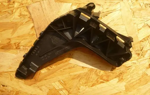 Rear bumper mounting bracket
