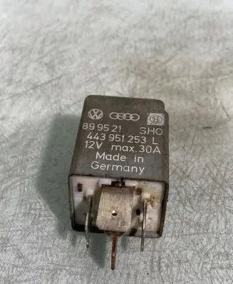 Volkswagen PASSAT B5 Other relay 443951253l