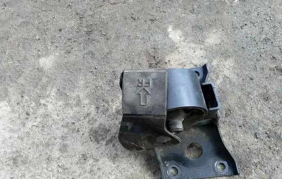 Nissan Almera N16 Engine mount bracket