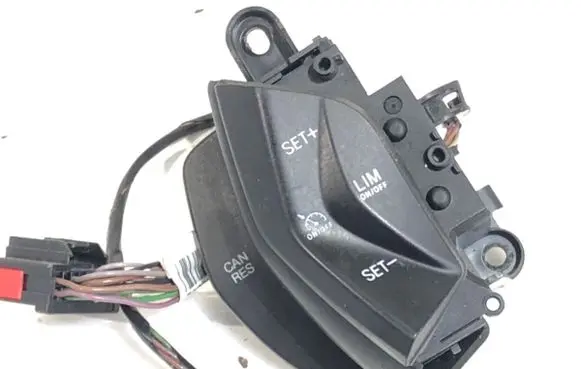 Ford Focus Steering wheel buttons/switches BK2T-9E740-AB