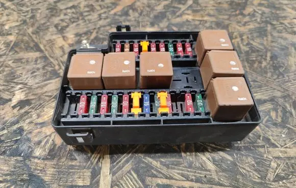 Jaguar XJS Fuse module LNC2822BD