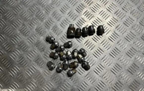 Mazda CX-5 II Anti-theft wheel nuts and lock PU20921