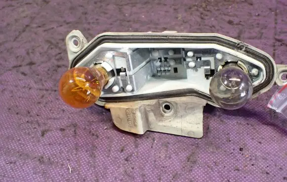 Opel Vectra C Tail light bulb cover holder 28443045