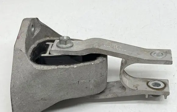 Volvo S60 Engine mount bracket 31339951