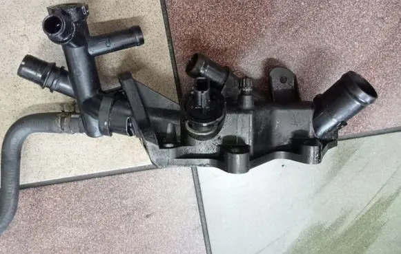Renault Clio IV Thermostat/thermostat housing 110606217R
