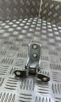 Honda CR-V Rear door lower hinge