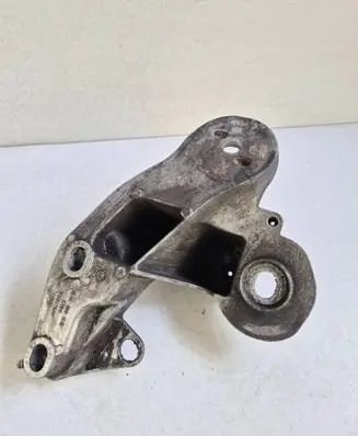 Engine mounting bracket