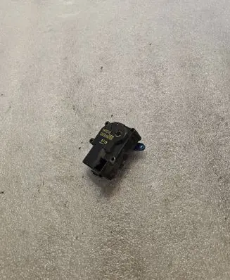 Mitsubishi Lancer Air flap motor/actuator CAB501A060 6J13