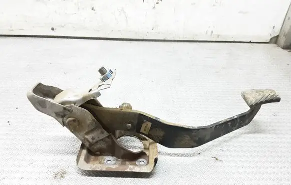 Mitsubishi L200 Brake pedal MR992542