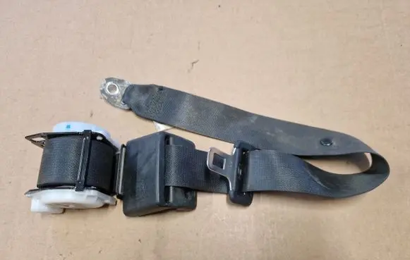 Mitsubishi L200 Rear seatbelt