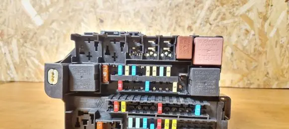 Renault Laguna III Fuse module 8200393836