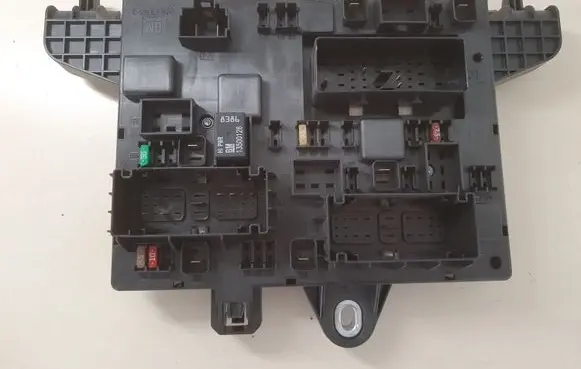 Opel Astra J Fuse module 13343949
