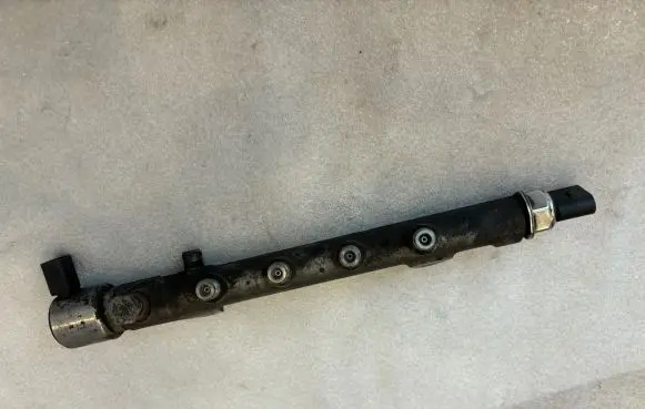 Mercedes-Benz E W212 Fuel main line pipe A6510700495 R9144Z2 6510700495