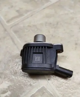 Volkswagen Golf VII Camshaft vanos timing valve 04E906048A 0404191954464