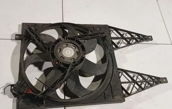 Volkswagen Polo IV 9N3 Radiator cooling fan shroud 
