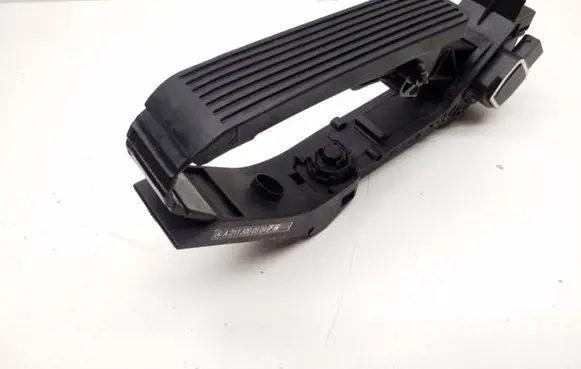Mercedes-Benz CLS C219 Accelerator throttle pedal A2113000504