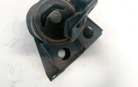 Nissan X-Trail T30 Engine mount bracket