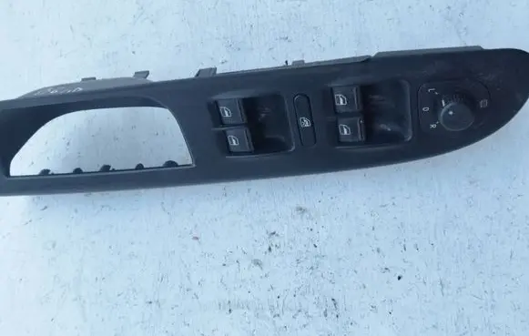 Volkswagen PASSAT B6 Front door window switch trim 3C1867171B