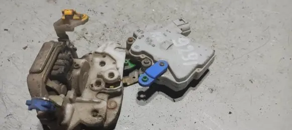 Nissan Terrano Front door lock