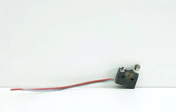 BMW 5 E39 Tailgate opening switch 8360676